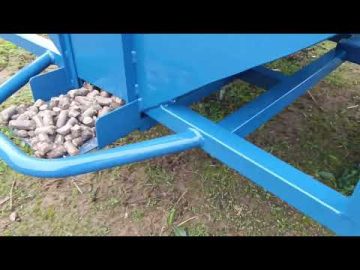 Reboque com distribuidor mec&acirc;nico de ra&ccedil;&atilde;o